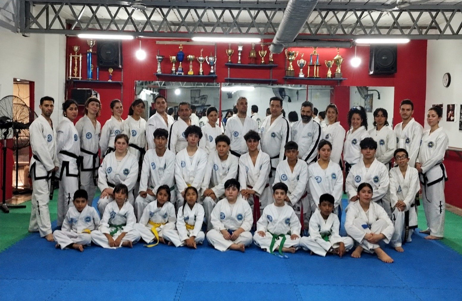 Practicantes de Taekwondo reunidos en el dojang
